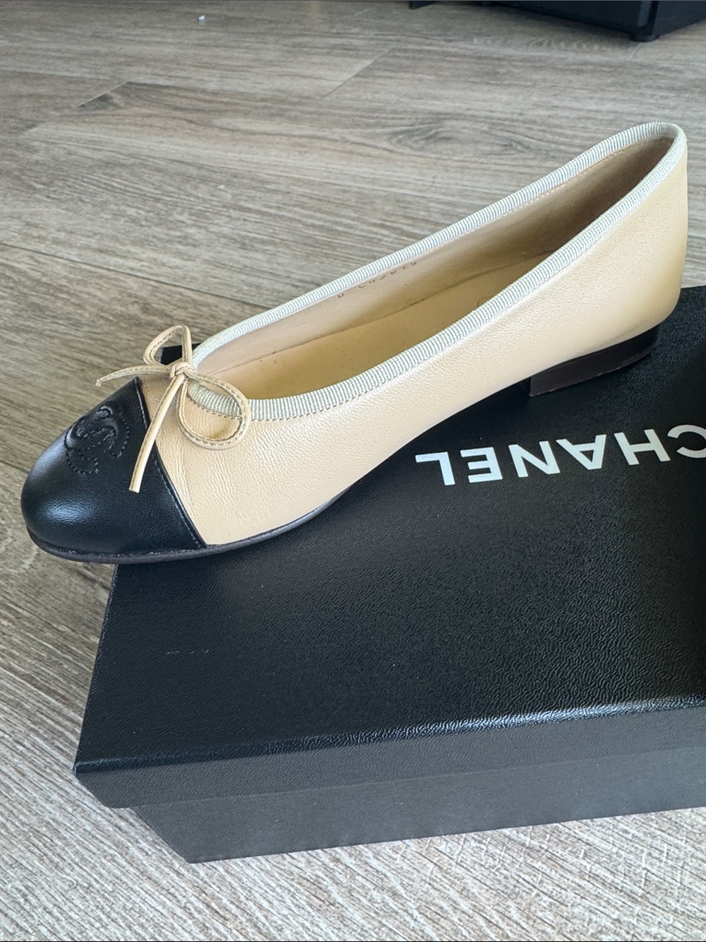 CHANEL Beige and Black Two-Tone Cap-Toe Ballet Flats - Picture 7 of 16